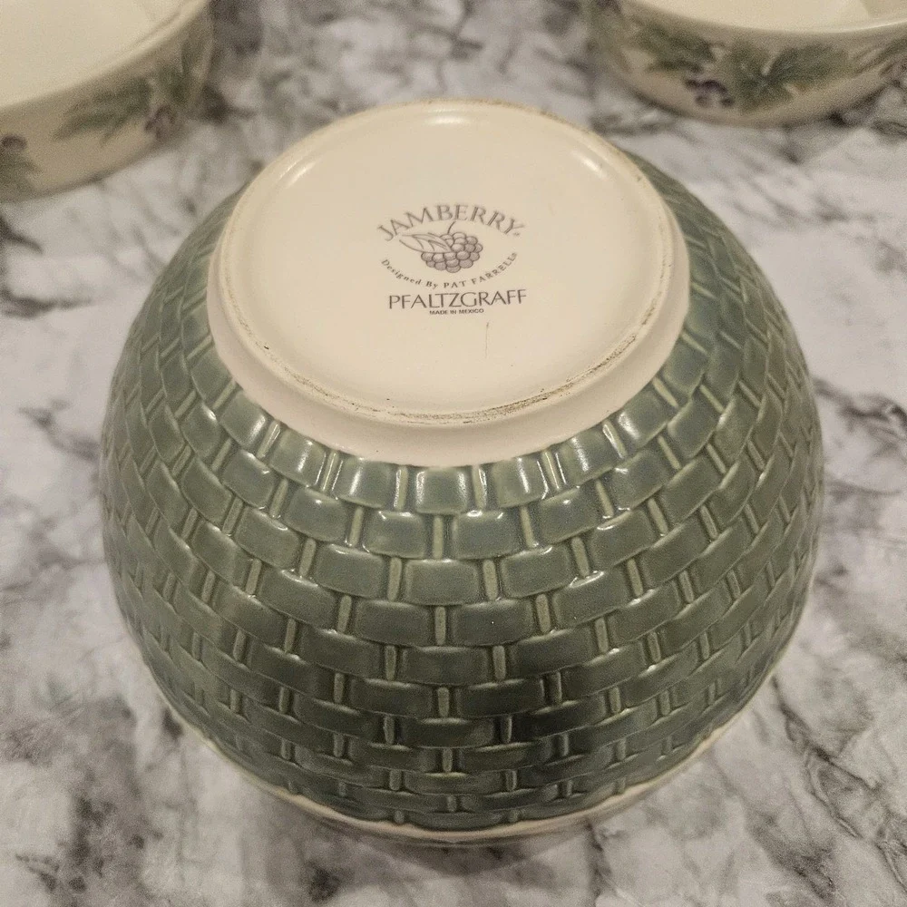 Pfaltzgraff Grapevine Stoneware Mixing Bowl‎ – Large, Basketweave Exterior